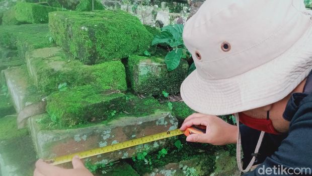 Penampakan kompleks makam di Dusun Jerukan, Desa Sekaran, Kecamatan Wonosari, Klaten yang pagarnya berbatu bata kuno. Tim BPCB Jateng mengecek dan mengukur batu bata jumbo yang ada di kompleks makam tersebut, Jumat (8/1/2021)