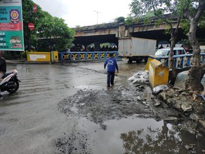 Atasi Banjir Jl Martadinata Ancol, Dinas SDA Tahan Air Pakai Karung Pasir