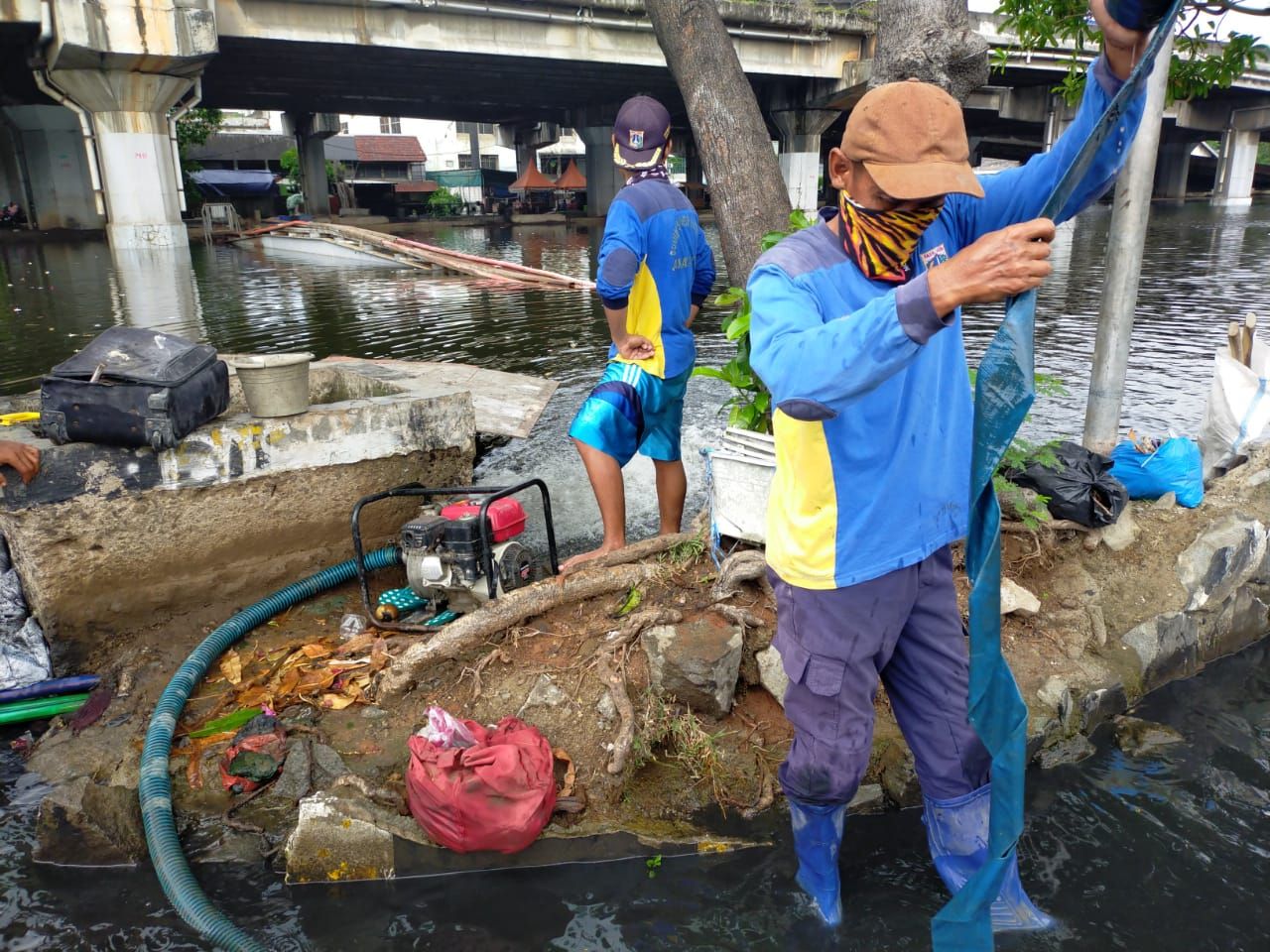 Penanganan Banjir di Jalan R.E Martadinata, di Ancol Jakarta Utara