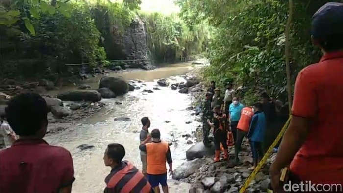 Mayat perempuan ditemukan tersangkut di bebatuan Sungai Martupuro, Kecamatan Purwosari, Kabupaten Pasuruan. Identitas dan penyebab korban meninggal belum diketahui.