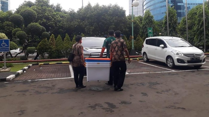 Penyidik KPK membawa 5 boks usai geledah Gedung Patra Jasa terkait kasus korupsi bansos Corona