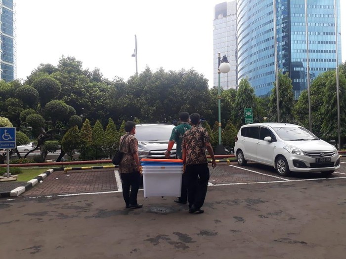 Penyidik KPK membawa 5 boks usai geledah Gedung Patra Jasa terkait kasus korupsi bansos Corona
