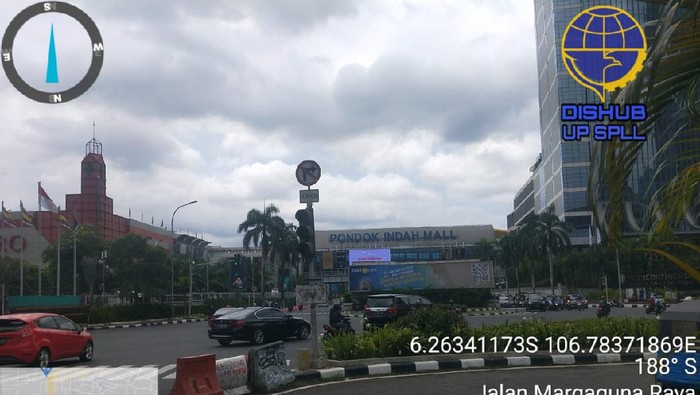Perbaikan lampu lalu lintas atau traffic light di perempatan Pondok Indah Mall (PIM), Jakarta Selatan.