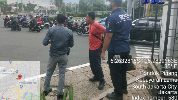 Perbaikan lampu lalu lintas atau traffic light di perempatan Pondok Indah Mall (PIM), Jakarta Selatan.