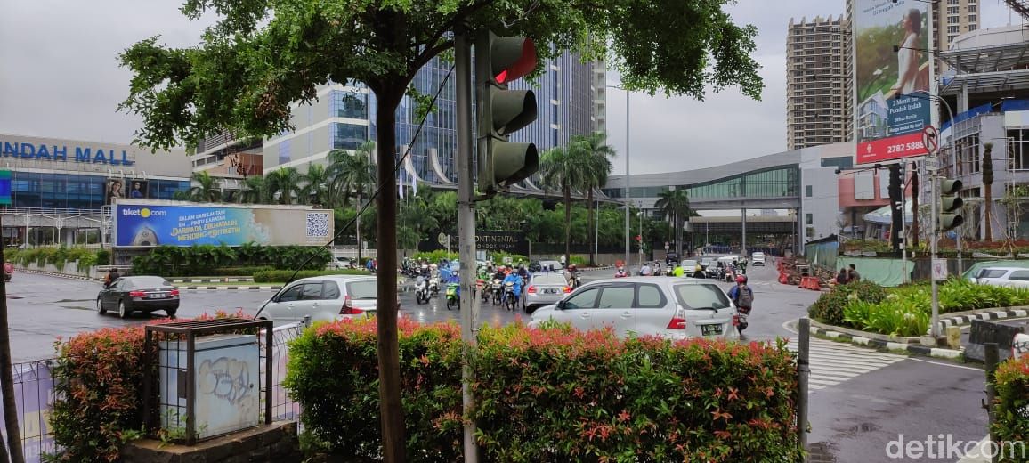Perempatan PIM atau Pondok Indah Mall, pengendara keluhkan lampu hijau yang nyala bareng. (Taufieq Renaldi Arfiansyah/detikcom)