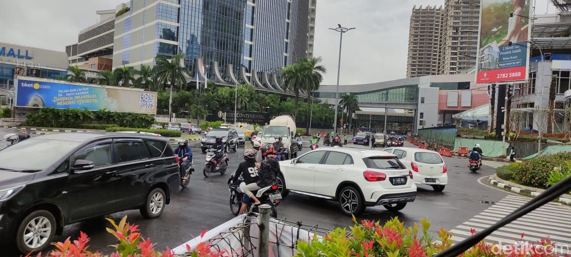 Perempatan PIM atau Pondok Indah Mall, pengendara keluhkan lampu hijau yang nyala bareng. (Taufieq Renaldi Arfiansyah/detikcom)