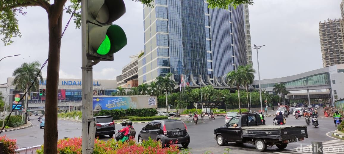 Perempatan PIM atau Pondok Indah Mall, pengendara keluhkan lampu hijau yang nyala bareng. (Taufieq Renaldi Arfiansyah/detikcom)