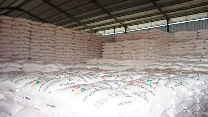 Memasuki musim tanam awal tahun 2021, PT Pupuk Indonesia (Persero) menyiapkan stok pupuk subsidi dan non subsidi untuk petani.