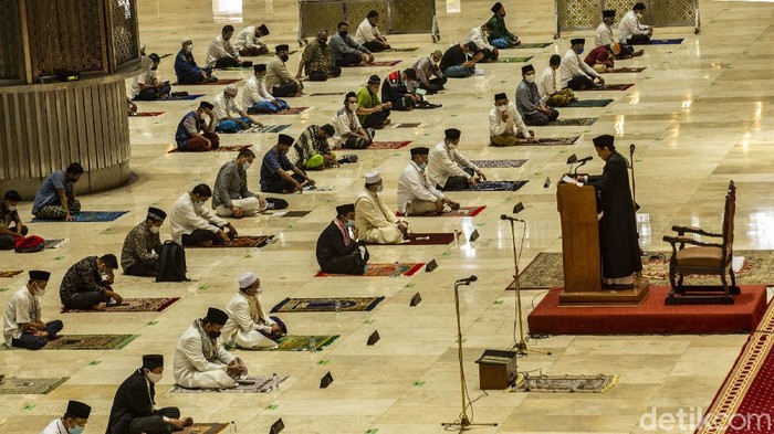 Sejumlah warga menunaikan shalat Jumat di Masjid Istiqlal, Jakarta, Jumat (8/1/2021). Usai diresmikan Kamis (7/1) oleh Presiden Joko Widodo.