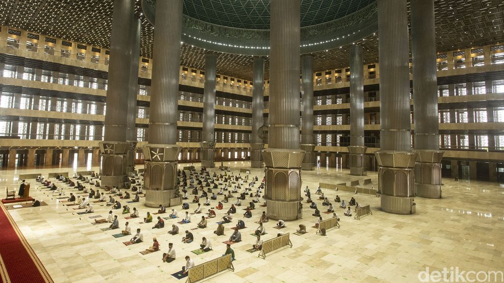 Sejumlah warga menunaikan shalat Jumat di Masjid Istiqlal, Jakarta, Jumat (8/1/2021). Usai diresmikan Kamis (7/1) oleh Presiden Joko Widodo.