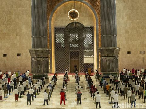 Sejumlah warga menunaikan shalat Jumat di Masjid Istiqlal, Jakarta, Jumat (8/1/2021). Usai diresmikan Kamis (7/1) oleh Presiden Joko Widodo.