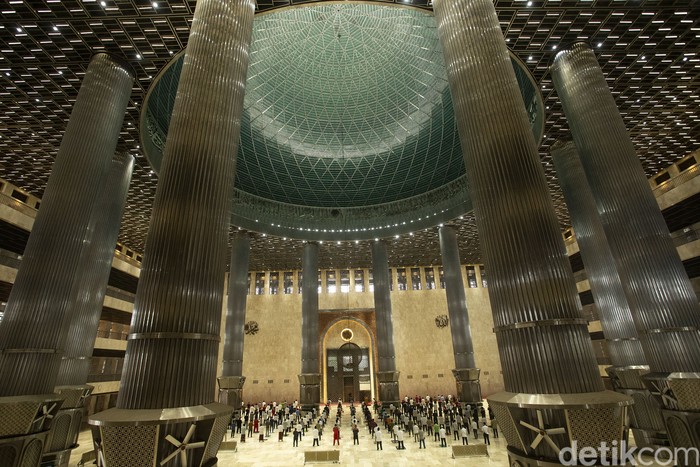 Sejumlah warga menunaikan shalat Jumat di Masjid Istiqlal, Jakarta, Jumat (8/1/2021). Usai diresmikan Kamis (7/1) oleh Presiden Joko Widodo.