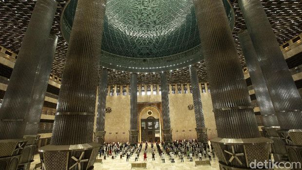 Sejumlah warga menunaikan shalat Jumat di Masjid Istiqlal, Jakarta, Jumat (8/1/2021). Usai diresmikan Kamis (7/1) oleh Presiden Joko Widodo.
