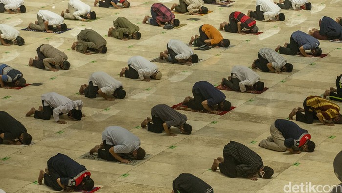 Sejumlah warga menunaikan shalat Jumat di Masjid Istiqlal, Jakarta, Jumat (8/1/2021). Usai diresmikan Kamis (7/1) oleh Presiden Joko Widodo.