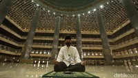 Seorang jamaah berdoa ditengah kubah Masjid yang megah. Kamis kemarin (7/1) Presiden Joko Widodo meresmikan selesainya renovasi Masjid ini dan mulai beroperasi kembali namun dengan jumlah yang terbatas.
