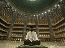 Benarkah Melintas di Depan Orang Sholat Hukumnya Haram? Ini Penjelasannya