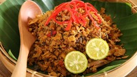 Tongkol suwir pedas paling enak dimakan dengan nasi hangat. Suwiran ikan tongkol asap diaduk dengan bumbu cabe yang pedas nendang. Bahan dan cara membuatnya bisa kamu cek di sini. Foto: iStock