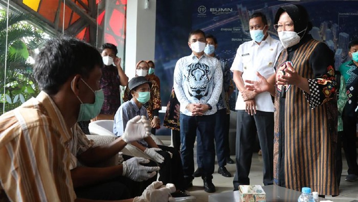 Risma blusukan di Kawasan Sudirman-Thamrin (dok. Kemensos)