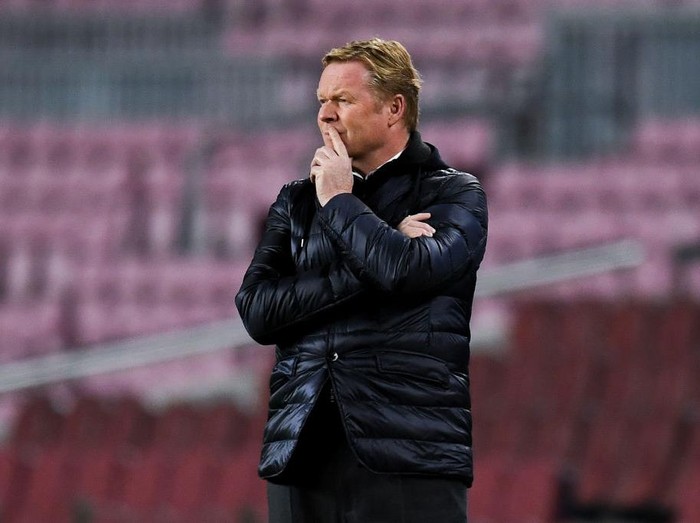 BARCELONA, SPAIN - DECEMBER 08: Head coach Ronald Koeman of FC Barcelona during the UEFA Champions League Group G stage match between FC Barcelona and Juventus at Camp Nou on December 08, 2020 in Barcelona, Spain. Sporting stadiums around Spain remain under strict restrictions due to the Coronavirus Pandemic as Government social distancing laws prohibit fans inside venues resulting in games being played behind closed doors. (Photo by David Ramos/Getty Images)