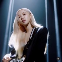 Namun baru kali ini foto resminya sebagai muse YSL Beauty diperlihatkan kepada publik. Foto: screenshot Instagram