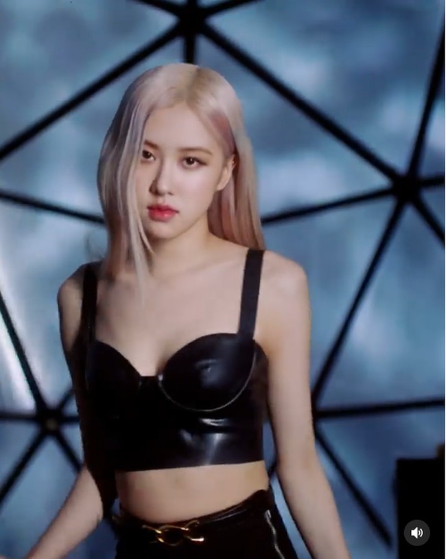 Rose mengenakan crop top hitam berbahan kulit yang dipadu celana high-waist. Tampak belt bernuansa emas sebagai aksen di bagian pinggang. Foto: screenshot Instagram