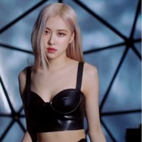 Rose mengenakan crop top hitam berbahan kulit yang dipadu celana high-waist. Tampak belt bernuansa emas sebagai aksen di bagian pinggang. Foto: screenshot Instagram