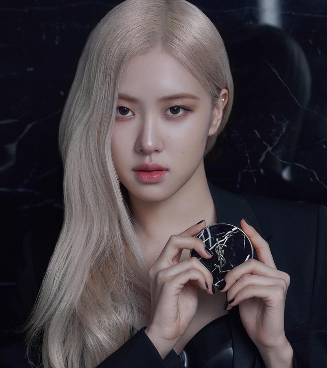 Wajah mulusnya dipercantik dengan produk Marble Pack 3 in 1 Makeup Solution. Makeup dibuat natural dengan pulasan lipgloss pink serta riasan mata minimalis bernuansa peach-cokelat. Foto: Instagram/@voguekorea