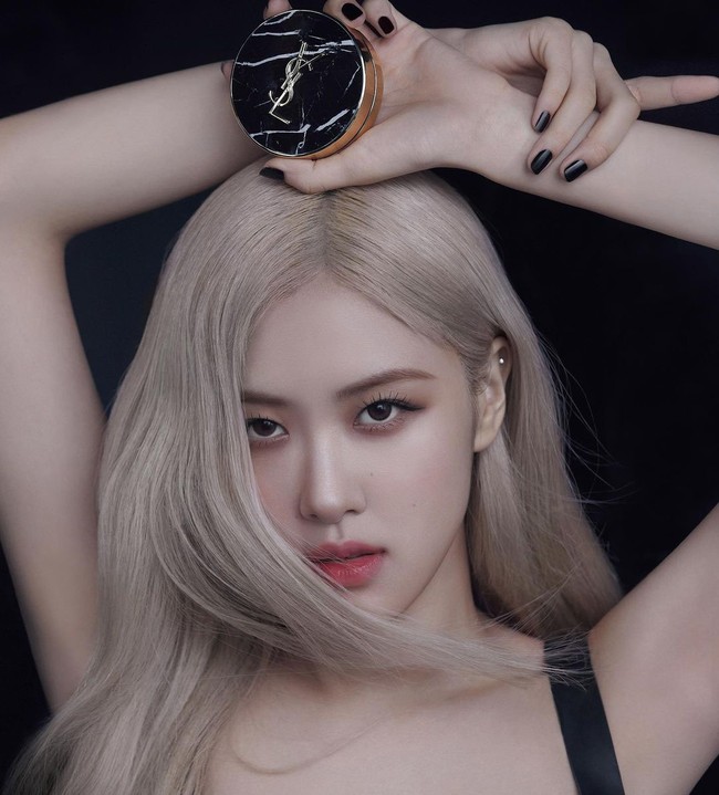 Wanita yang besar di Australia ini sudah menjadi global ambassador YSL untuk promosi terkait produk-produk fashion sejak Juni 2020. Foto: Instagram/@voguekorea