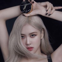 Wanita yang besar di Australia ini sudah menjadi global ambassador YSL untuk promosi terkait produk-produk fashion sejak Juni 2020. Foto: Instagram/@voguekorea