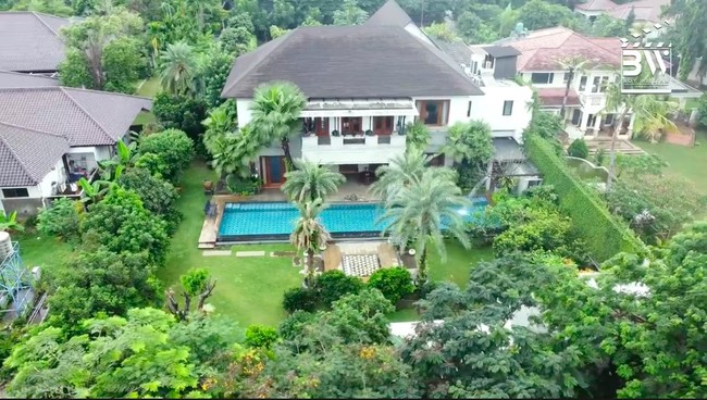 Iniliah potret rumah Harry Su, pengusaha yang telah berkecimpung di dunia pasar modal selama 28 tahun. Rumah tersebut muncul di salah satu episode Di Balik Pintu di YouTube Boy William. (Foto: YouTube/Boy William)