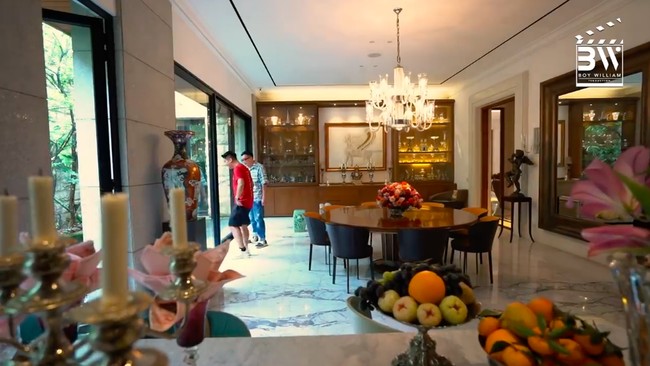 Area ruang makan bersebelahan dengan kolam ikan koi yang memberikan kesejukan tersendiri. (Foto: YouTube/Boy William)