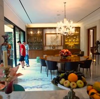 Area ruang makan bersebelahan dengan kolam ikan koi yang memberikan kesejukan tersendiri. (Foto: YouTube/Boy William)