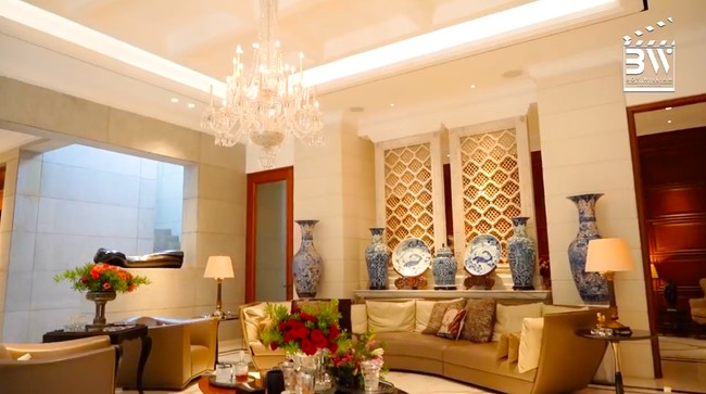 Perabotan bergaya klasik hampir mendominasi di setiap sudut ruangan. Terasa senada dengan desain rumah yang bergaya klasik kontemporer. (Foto: YouTube/Boy William)