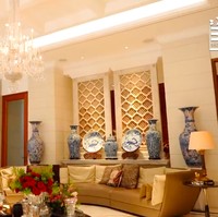 Perabotan bergaya klasik hampir mendominasi di setiap sudut ruangan. Terasa senada dengan desain rumah yang bergaya klasik kontemporer. (Foto: YouTube/Boy William)