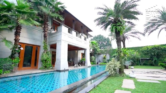 Kalau kita di belakang sini, lihat rumah ke sana, mirip rumah kolonial Spanyol ya, puji Boy. (Foto: YouTube/Boy William)