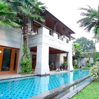 Kalau kita di belakang sini, lihat rumah ke sana, mirip rumah kolonial Spanyol ya, puji Boy. (Foto: YouTube/Boy William)