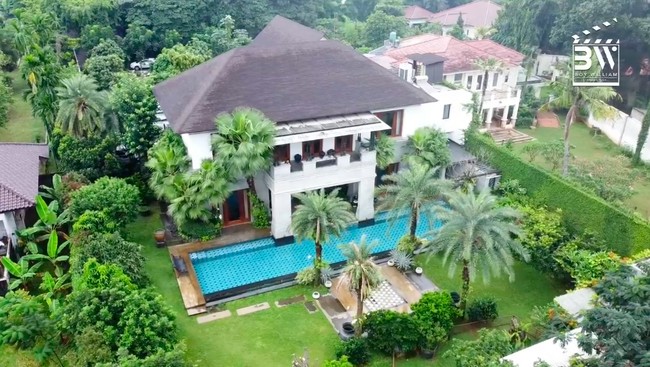 Rumah Harry Su berdiri di atas lahan yang cukup luas. Kepada Boy, Managing Director and Head of Equity Capital Market PT Samuel International itu mengatakan luas tanahnya mencapai 2.500 meter persegi. (Foto: YouTube/Boy William)