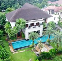 Rumah Harry Su berdiri di atas lahan yang cukup luas. Kepada Boy, Managing Director and Head of Equity Capital Market PT Samuel International itu mengatakan luas tanahnya mencapai 2.500 meter persegi. (Foto: YouTube/Boy William)