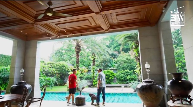 Halaman belakang dijadikan taman lengkap dengan kolam renang yang panjang.  (Foto: YouTube/Boy William)