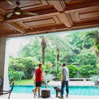 Halaman belakang dijadikan taman lengkap dengan kolam renang yang panjang.  (Foto: YouTube/Boy William)