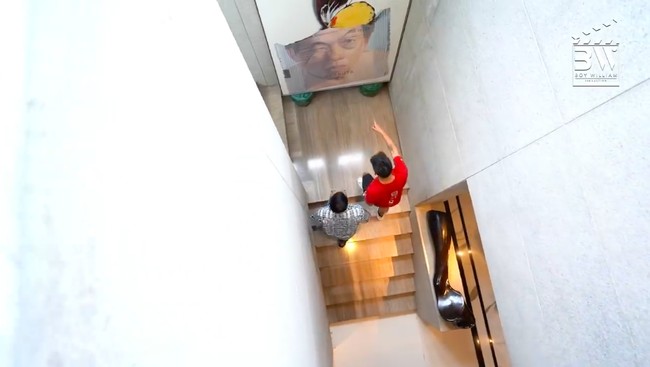 Lorong tangga dimanfaatkan Harry Su untuk memamerkan koleksi lukisannya. Ini bagian dari diversifikasi investasi saya, kata Harry saat menjawab pertanyaan Boy soal alasannya mengoleksi benda seni. (Foto: YouTube/Boy William)