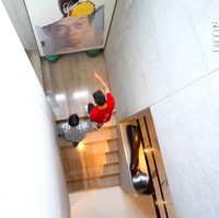 Lorong tangga dimanfaatkan Harry Su untuk memamerkan koleksi lukisannya. Ini bagian dari diversifikasi investasi saya, kata Harry saat menjawab pertanyaan Boy soal alasannya mengoleksi benda seni. (Foto: YouTube/Boy William)