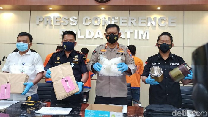 Enam kg sabu yang dikirim dari Malaysia ke Madura diamankan polisi. Dalam pengiriman tersebut, sabu disimpan dalam termos.
