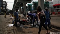 Lumpur diangkat agar saluran air berjalan lancar.