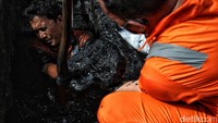 Lumpur yang mengendap dikeruk petugas gabungan.