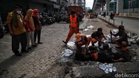 Menurut keterangan petugas, kegiatan tersebut bertujuan untuk antisipasi banjir di kawasan Jalan Boulevard Kelapa Gading. Seperti diketahui, kawasan tersebut kerap dilanda banjir saat musim hujan.