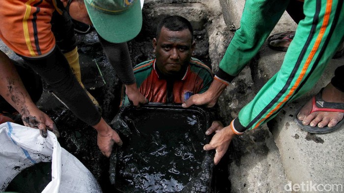 Sang Pahlawan Anti Banjir Kelapa Gading Aksi heroik dilakukan sejumlah petugas gabungan saat nyemplung ke dalam got hitam demi mengantisipasi banjir di kawasan Kelapa Gading.