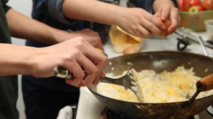 Sedih! Tak Punya Uang, Pasangan Ini Makan Bakso Sepiring Berdua