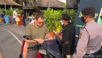 Ya seperti itulah kenyataannya ini karena bule itu menganggap pandemi itu tidak ada, sehingga cuek saja terhadap protokol kesehatan artinya kadang-kadang harga diri kita dilecehkan oleh mereka, kata Suryanegara (dok Satpol PP Badung)