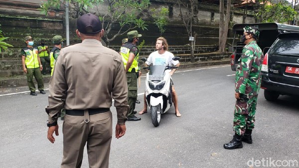 Potret Bule Ngeyel Langgar Prokes di Bali, Disanksi Malah Ketawa-ketiwi